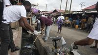 Aksi Relawan Bersihkan Sampah di Pasar Lagos yang Terkenal Kotor