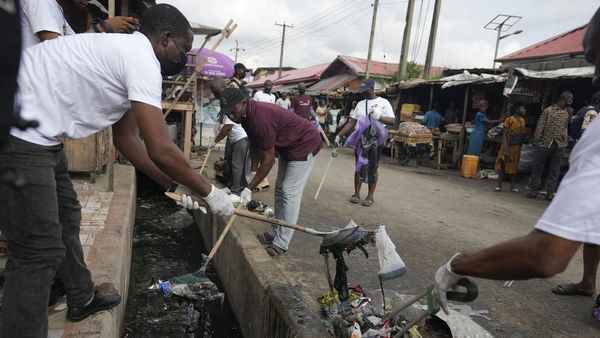 Aksi Relawan Bersihkan Sampah di Pasar Lagos yang Terkenal Kotor