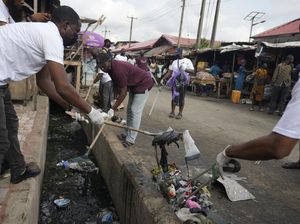 Aksi Relawan Bersihkan Sampah di Pasar Lagos yang Terkenal Kotor