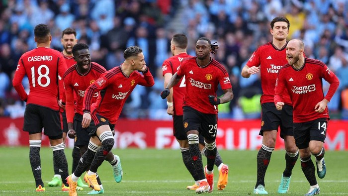 LONDON, ENGLAND - APRIL 21: Antony of Manchester United celebrates as he cups his ear after the teams victory in the penalty shootout during the Emirates FA Cup Semi Final match between Coventry City and Manchester United at Wembley Stadium on April 21, 2024 in London, England. (Photo by Richard Heathcote/Getty Images)