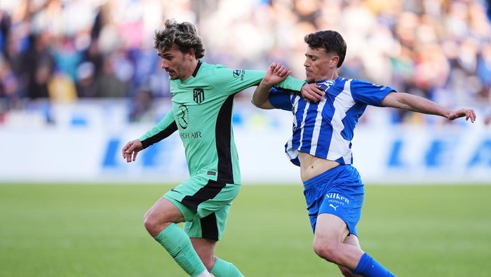VITORIA-GASTEIZ, SPAIN - APRIL 21: Antoine Griezmann of Atletico Madrid is challenged by Antonio Blanco of Deportivo Alaves during the LaLiga EA Sports match between Deportivo Alaves and Atletico Madrid at Estadio de Mendizorroza on April 21, 2024 in Vitoria-Gasteiz, Spain. (Photo by Juan Manuel Serrano Arce/Getty Images)