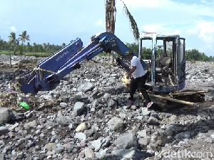 6 Rumah Warga- Dua Alat Berat Rusak Diterjang Banjir Lahar Dingin Semeru