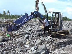 6 Rumah Warga- Dua Alat Berat Rusak Diterjang Banjir Lahar Dingin Semeru