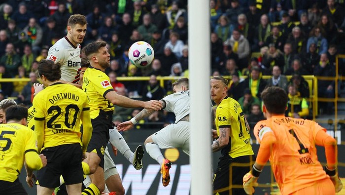 Soccer Football - Bundesliga - Borussia Dortmund v Bayer Leverkusen - Signal Iduna Park, Dortmund, Germany - April 21, 2024 Bayer Leverkusens Josip Stanisic scores their first goal REUTERS/Thilo Schmuelgen DFL REGULATIONS PROHIBIT ANY USE OF PHOTOGRAPHS AS IMAGE SEQUENCES AND/OR QUASI-VIDEO.