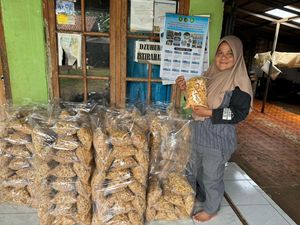 Babak Belur Saat COVID-Rugi Puluhan Juta, Encih Tak Kapok Jualan Keripik Lagi