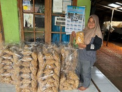 Babak Belur Saat COVID-Rugi Puluhan Juta, Encih Tak Kapok Jualan Keripik Lagi