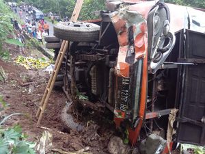 Terungkap! KIR Bus Rombongan Wisata Terguling di Siluk Imogiri Ternyata Mati Terungkap! KIR Bus Rombongan Wisata Terguling di Siluk Imogiri Ternyata Mati
