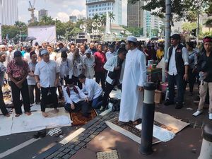 Din Syamsuddin Sempat Terjatuh Usai Orasi di Kawasan Patung Kuda Din Syamsuddin Sempat Terjatuh Usai Orasi di Kawasan Patung Kuda