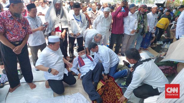 Mantan Ketua Umum PP Muhammadiyah, Din Syamsudin ambruk usai berorasi di demo sidang putusan sengketa Pilpres 2024 Mahkamah Konsitusi (MK), Senin (22/4).