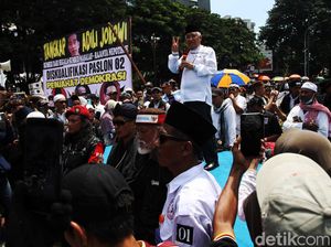 Din Syamsudin Berorasi di Tengah Massa Aksi Sidang Putusan Sengketa Pilpres Din Syamsudin Berorasi di Tengah Massa Aksi Sidang Putusan Sengketa Pilpres