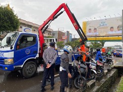 Dishub Palembang Derek 3 Motor Ojol yang Parkir Liar di Bahu Jalan