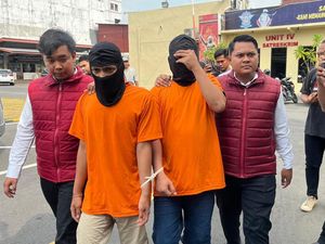 2 Maling yang Minta Tolong ke Warga Ternyata Curi Motor untuk Beli Sabu 2 Maling yang Minta Tolong ke Warga Ternyata Curi Motor untuk Beli Sabu