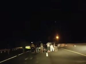 Mobil CRV Tabrak Truk Tronton di Tol Pekanbaru-Dumai, 3 Orang Tewas! Mobil CRV Tabrak Truk Tronton di Tol Pekanbaru-Dumai, 3 Orang Tewas!