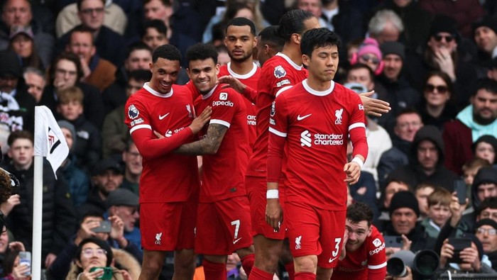 Soccer Football - Premier League - Fulham v Liverpool - Craven Cottage, London, Britain - April 21, 2024 Liverpools Trent Alexander-Arnold celebrates scoring their first goal with Luis Diaz Action Images via Reuters/Andrew Boyers NO USE WITH UNAUTHORIZED AUDIO, VIDEO, DATA, FIXTURE LISTS, CLUB/LEAGUE LOGOS OR LIVE SERVICES. ONLINE IN-MATCH USE LIMITED TO 45 IMAGES, NO VIDEO EMULATION. NO USE IN BETTING, GAMES OR SINGLE CLUB/LEAGUE/PLAYER PUBLICATIONS.