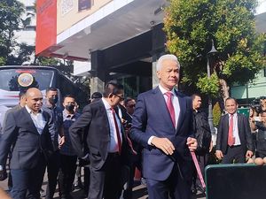 Tiba di MK, Ganjar: Saya Doakan Hakim Kuat Tiba di MK, Ganjar: Saya Doakan Hakim Kuat