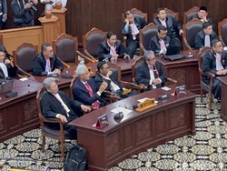 Begini Ekspresi Ganjar dan Mahfud Saat MK Tolak Gugatan Sengketa Pilpres