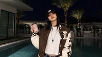 7 Gaya Lisa BLACKPINK Nonton Coachella 2024, Harga Jaketnya Rp 101 Juta