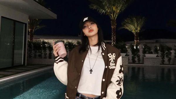7 Gaya Lisa BLACKPINK Nonton Coachella 2024, Harga Jaketnya Rp 101 Juta