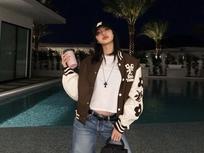 7 Gaya Lisa BLACKPINK Nonton Coachella 2024, Harga Jaketnya Rp 101 Juta