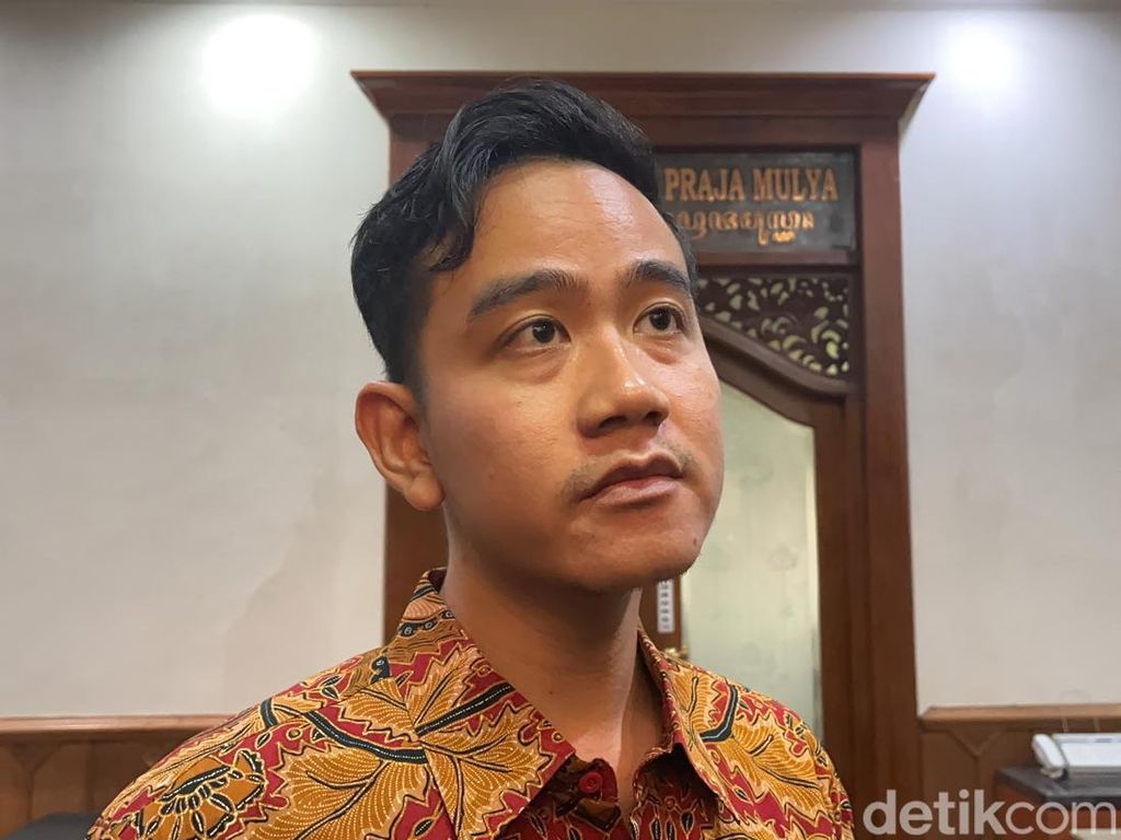 Jawab Gibran Disebut Komarudin Watubun Bukan Kader PDIP Lagi