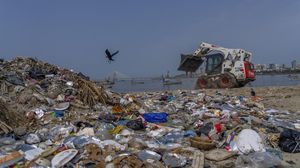 Hari Bumi, Banyak Sampah Plastik Berserakan di Mumbai