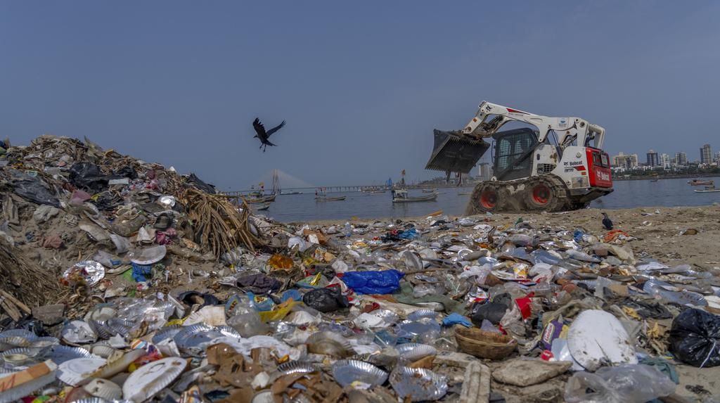Hari Bumi, Banyak Sampah Plastik Berserakan di Mumbai Hari Bumi, Banyak Sampah Plastik Berserakan di Mumbai