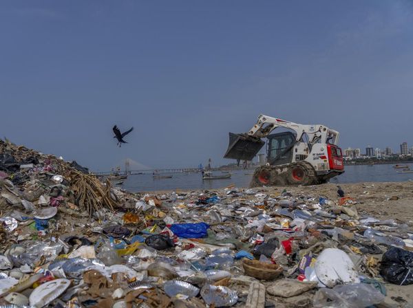 Hari Bumi, Banyak Sampah Plastik Berserakan di Mumbai