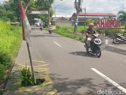 Jalan Penggung-Jatinom Klaten Bolong, Warga Pasang Bendera