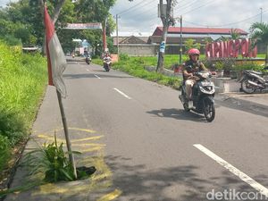 Jalan Penggung-Jatinom Klaten Bolong, Warga Pasang Bendera Jalan Penggung-Jatinom Klaten Bolong, Warga Pasang Bendera