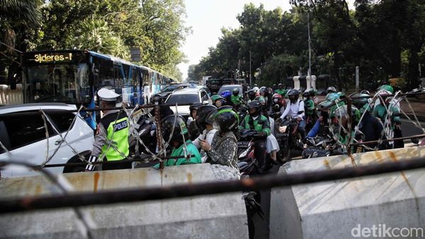 Jelang Sidang Putusan MK, Jalan Medan Merdeka Barat Arah Harmoni Ditutup