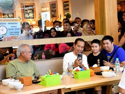 Jokowi Bareng Basuki-Budi Karya Makan Bakso di Gorontalo, Warga Antusias