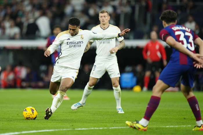 Jude Bellingham Real Madrid's Jude Bellingham shoots the ball during the Spanish La Liga soccer match between Real Madrid and Barcelona at the Santiago Bernabeu stadium in Madrid, Spain, Sunday, April 21, 2024. (AP Photo/Jose Breton)