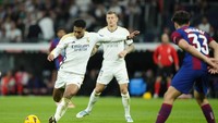 Real Madrid menang 3-2 atas Barcelona di lanjutan LaLiga, Senin (22/4) dini hari WIB. Jude Bellingham jadi pahlawan dengan gol di menit ke-90+1 (AP)