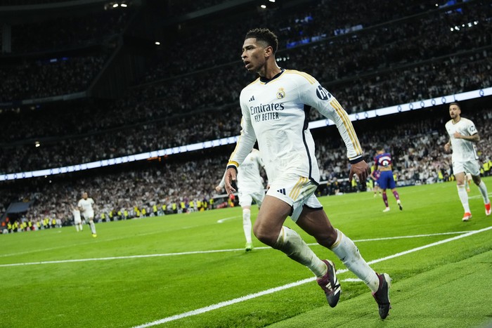 Jude Bellingham Real Madrid's Jude Bellingham shoots the ball during the Spanish La Liga soccer match between Real Madrid and Barcelona at the Santiago Bernabeu stadium in Madrid, Spain, Sunday, April 21, 2024. (AP Photo/Jose Breton)