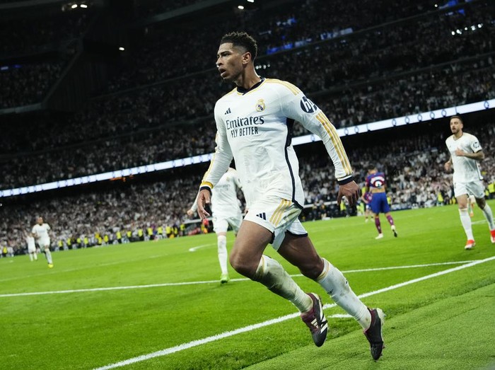 Real Madrid's Jude Bellingham shoots the ball during the Spanish La Liga soccer match between Real Madrid and Barcelona at the Santiago Bernabeu stadium in Madrid, Spain, Sunday, April 21, 2024. (AP Photo/Jose Breton)