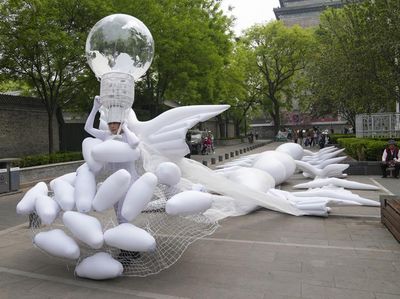 Karya Unik Seniman di China saat Peringati Hari Bumi