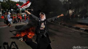 Kecewa Putusan MK, Massa Pendemo Bakar Ban di Kawasan Patung Kuda