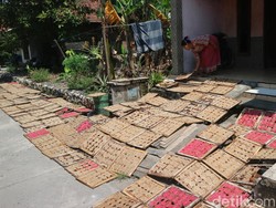 Menyambangi Sentra Kerupuk Tayamum di Demak, Gorengnya Pakai Pasir!