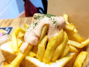 Perpaduan Roti dan Kentang Goreng yang Sedang Tren di Jepang Perpaduan Roti dan Kentang Goreng yang Sedang Tren di Jepang