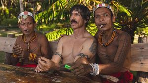 Potret Vokalis Red Hot Chili Peppers Nyantai Bareng Warlok Mentawai