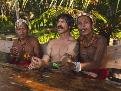 Potret Vokalis Red Hot Chili Peppers Nyantai Bareng Warlok Mentawai