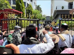 Massa Demo Sengketa Pilpres Panjat Pagar Kemenparekraf untuk Salat