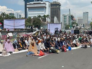 Massa Aksi Salat Zuhur Berjemaah, Ambil Wudu di Kolam Patung Kuda Massa Aksi Salat Zuhur Berjemaah, Ambil Wudu di Kolam Patung Kuda