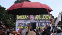 Massa Demo Masih Bertahan di Patung Kuda