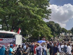 Massa Demo di Patung Kuda Simak Putusan MK Lewat Speaker Mobil Komando