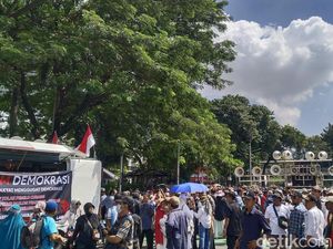 Massa Demo di Patung Kuda Simak Putusan MK Lewat Speaker Mobil Komando Massa Demo di Patung Kuda Simak Putusan MK Lewat Speaker Mobil Komando