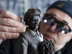 Mengintip Pembuatan Patung Ratu Elizabeth II Senilai Ratusan Juta Rupiah Mengintip Pembuatan Patung Ratu Elizabeth II Senilai Ratusan Juta Rupiah