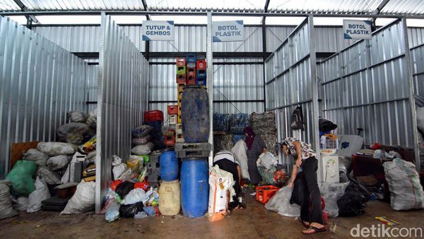 Menilik Aktivitas Bank Sampah Induk Surabaya