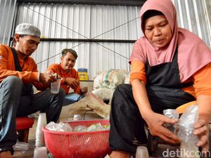 Antusiasnya Warga Menabung di Bank Sampah Induk Surabaya Antusiasnya Warga Menabung di Bank Sampah Induk Surabaya