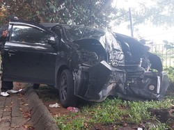 Sopir Diduga Kurang Konsentrasi, Mobil di Bogor Tabrak Pohon hingga Ringsek